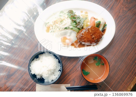 ハンバーグ定食 日本の洋食ランチセット イメージ ハンバーグ定食 日本の洋食ランチセット イメージ 136869976