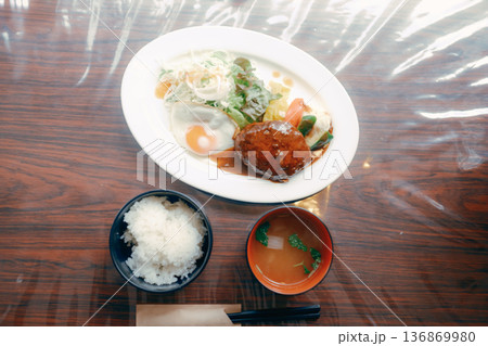 ハンバーグ定食 日本の洋食ランチセット イメージ ハンバーグ定食 日本の洋食ランチセット イメージ 136869980