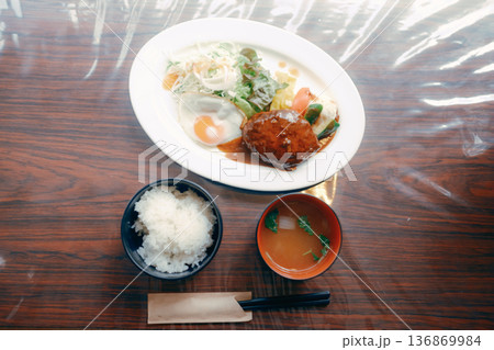 ハンバーグ定食 日本の洋食ランチセット イメージ 136869984