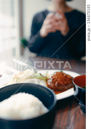 ハンバーグ定食を楽しむ食事シーン ハンバーグ定食を楽しむ食事シーン 136870185