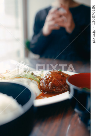 ハンバーグ定食を楽しむ食事シーン 136870186