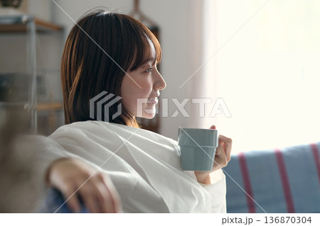 ソファーでくつろぐ女性 ソファーでくつろぐ女性 136870304
