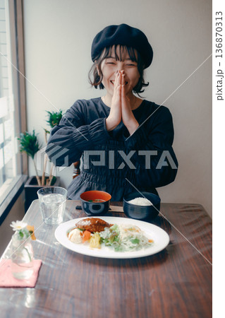 ハンバーグ定食を前にいただきますをする30代日本人女性 136870313
