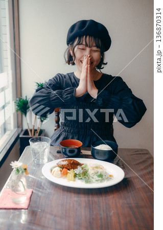 ハンバーグ定食を前にいただきますをする30代日本人女性 136870314