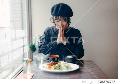 ハンバーグ定食を前にいただきますをする30代日本人女性 136870317