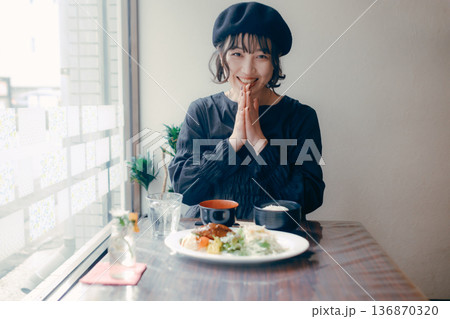 ハンバーグ定食を前にいただきますをする30代日本人女性 ハンバーグ定食を前にいただきますをする30代日本人女性 136870320