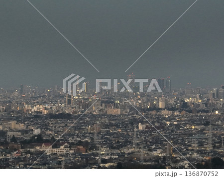 ＜鳥瞰＞三鷹上空・夕暮れの池袋の街並みとサンシャインシティビル 136870752