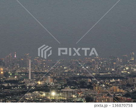 <鳥瞰>三鷹上空・夜を迎える原宿と渋谷の街の風景 <鳥瞰>三鷹上空・夜を迎える原宿と渋谷の街の風景 136870758