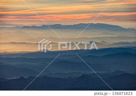鳥海山・七高山から見る朝日差す山並み 136871623
