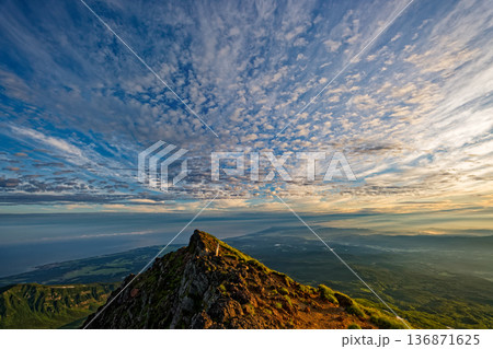 鳥海山・七高山から見る朝焼けの秋田方面の景色 鳥海山・七高山から見る朝焼けの秋田方面の景色 136871625