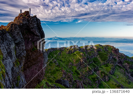 朝の鳥海山・七高山山頂と月山・朝日連峰の眺め 朝の鳥海山・七高山山頂と月山・朝日連峰の眺め 136871640