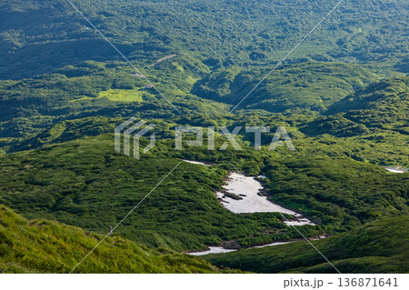 鳥海山・七高山から見る朝の祓川方面の山麓 鳥海山・七高山から見る朝の祓川方面の山麓 136871641