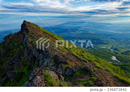 鳥海山・七高山から見る朝日差す北方の眺め 136871642