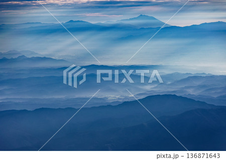 鳥海山から見る朝日差す岩手山 136871643
