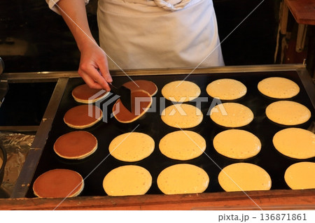 どら焼き　どら焼きの皮　パンケーキ　和風 136871861