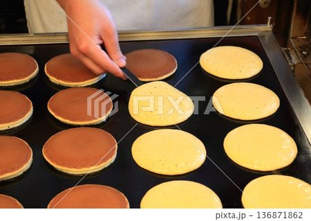どら焼き どら焼きの皮 パンケーキ 和風 どら焼き どら焼きの皮 パンケーキ 和風 136871862