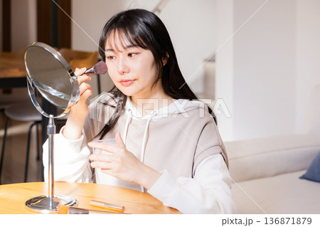若い女性 メイク 136871879