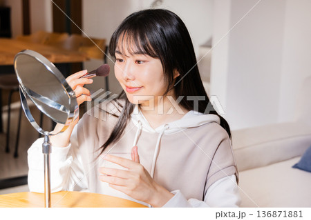若い女性 メイク 若い女性 メイク 136871881