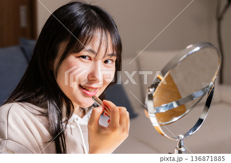 若い女性 メイク 136871885