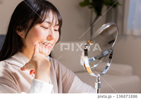 笑顔の練習をする女性 笑顔の練習をする女性 136871886