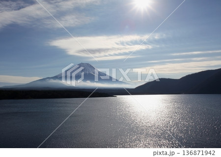本栖湖からの富士山 本栖湖からの富士山 136871942