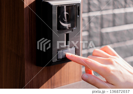 玄関ドアの呼び鈴を押す指 136872037
