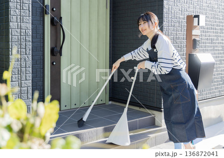 女性　庭掃除　掃除　玄関掃除 136872041