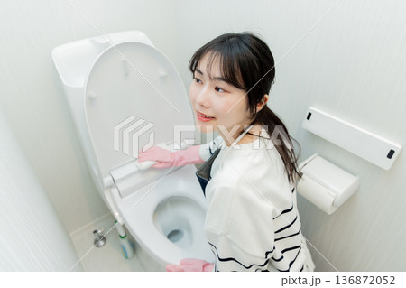 トイレを掃除する若い女 トイレを掃除する若い女 136872052