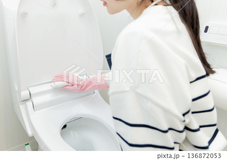 トイレを掃除する若い女 トイレを掃除する若い女 136872053