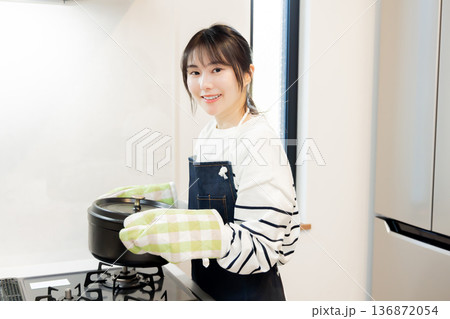 家事をする若い女性 136872054