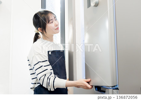 冷蔵庫と主婦 136872056