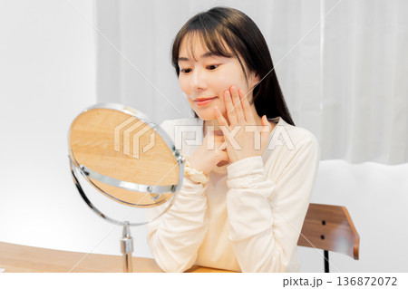 自宅でスキンケアする女性 自宅でスキンケアする女性 136872072