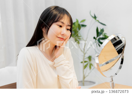 自宅でスキンケアする女性 136872073