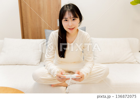 オンラインゲームをする若い女性 オンラインゲームをする若い女性 136872075