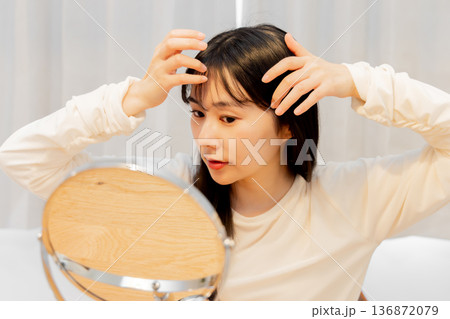 女性　ヘアチェック 136872079