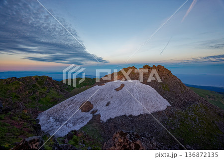 鳥海山・七高山から見る夜明けの新山山頂と日本海の眺め 鳥海山・七高山から見る夜明けの新山山頂と日本海の眺め 136872135
