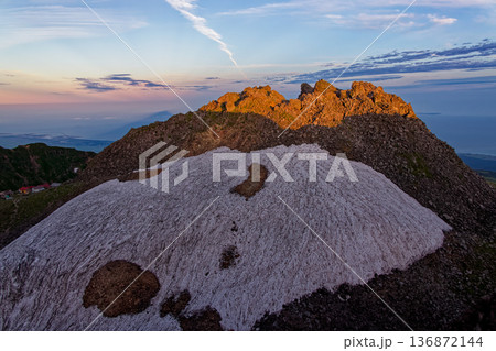鳥海山・七高山から見る朝日差す新山山頂と日本海に映る影鳥海 136872144