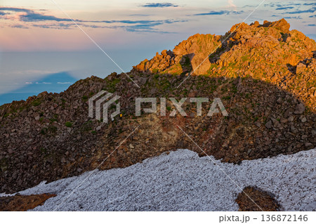 鳥海山・七高山から見る朝日差す新山山頂と日本海に映る影鳥海 鳥海山・七高山から見る朝日差す新山山頂と日本海に映る影鳥海 136872146