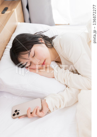 朝起きれない女性 朝起きれない女性 136872277