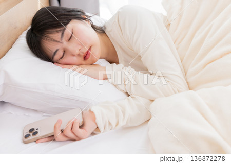 朝起きれない女性 朝起きれない女性 136872278
