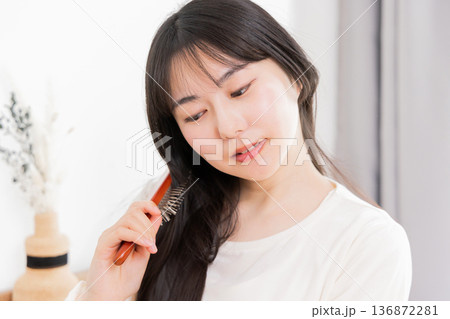髪をとかす女性 136872281