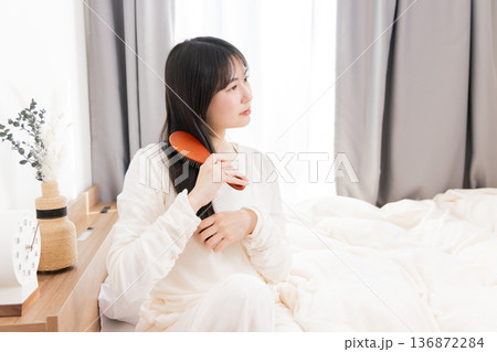 髪をとかす女性 136872284