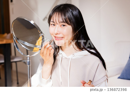 若い女性 メイク 136872398