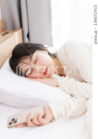 朝起きれない女性 朝起きれない女性 136872415