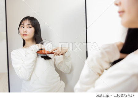 女性 ヘアケア ブラッシング 女性 ヘアケア ブラッシング 136872417