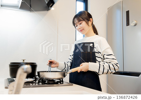 キッチンで料理をするアジア人女性 136872426