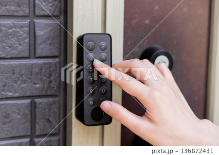 ドアのプッシュボタン鍵 136872431