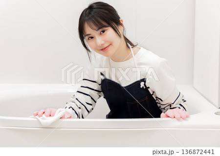 お風呂場を掃除する主婦の家事 お風呂場を掃除する主婦の家事 136872441