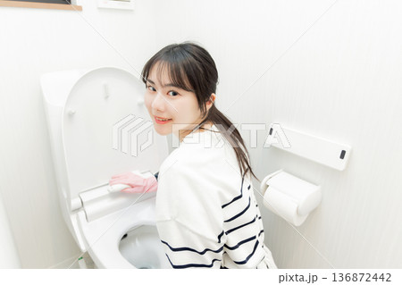 トイレを掃除する若い女 136872442