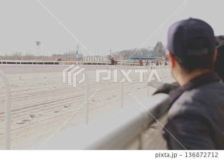 笠松競馬場 ラチ沿いでレースを見守る観客 砂コースの臨場感 笠松競馬場 ラチ沿いでレースを見守る観客 砂コースの臨場感 136872712